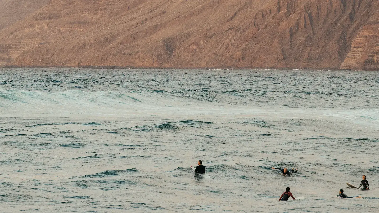 La playa de Famara, en el noroeste de Lanzarote, a los pies del risco.