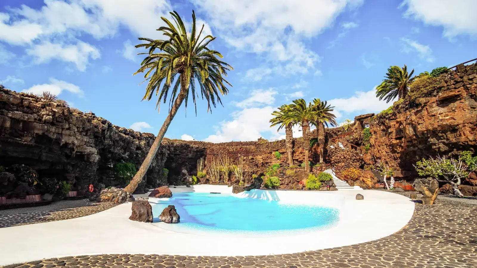En los Jameos del Agua se unen un tubo de lava, el agua, los jardines y la mano de César Manrique.