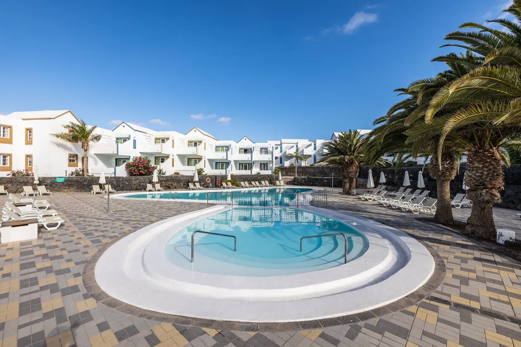 Piscina principal con zona infantil